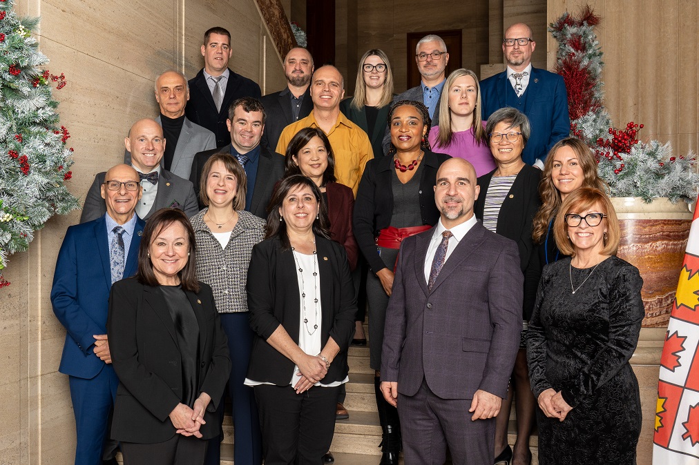 Photo de groupe de la juge Suzanne Côté, Me Chantal Carbonneau et les membres du personnel qui ont été reconnus pour leurs longs états de service.