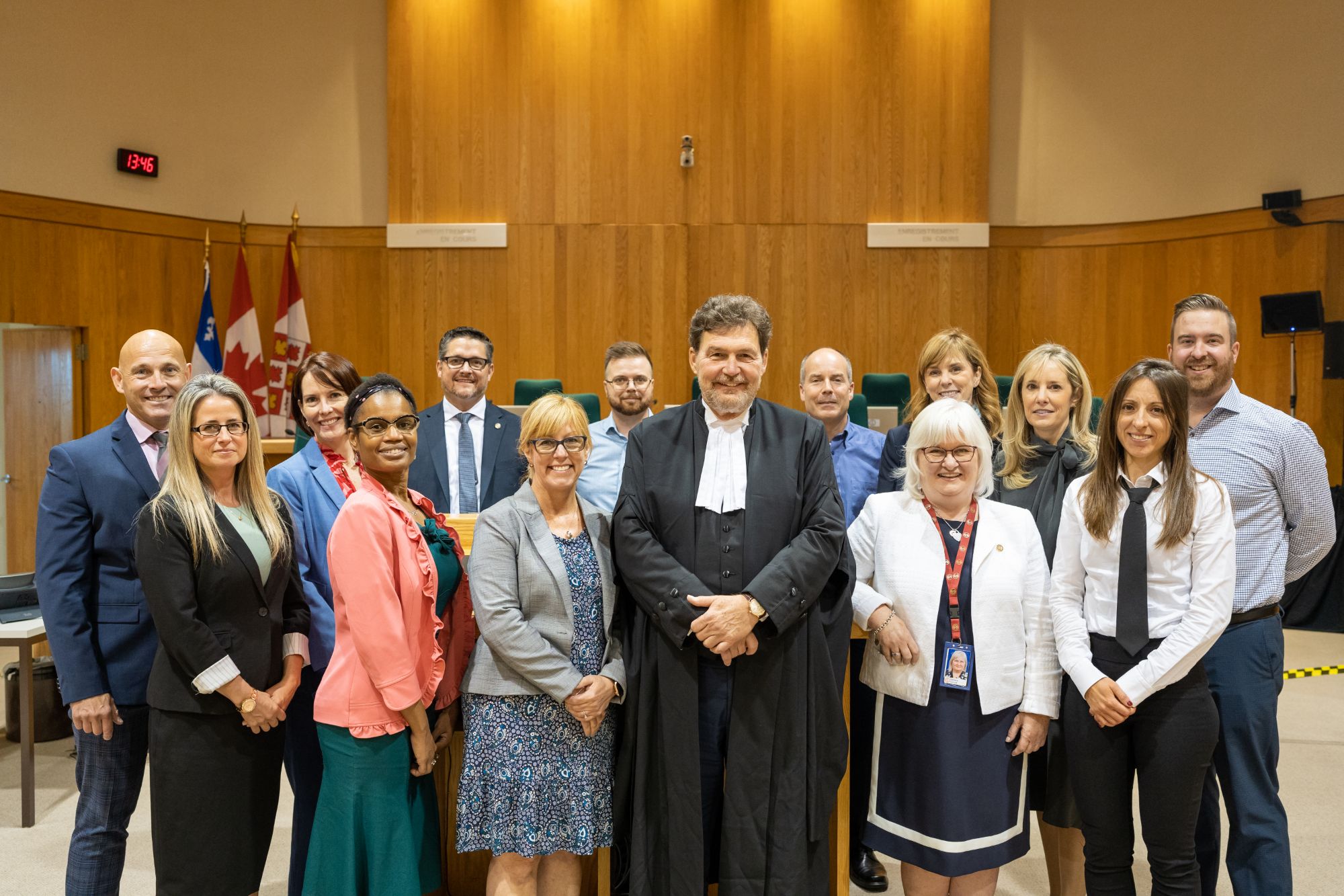 Le juge en chef  Wagner avec des employés de la Cour